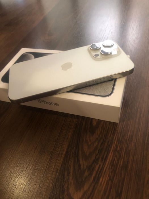 iPhone 15 Pro Max 256 GB – Titânio Branco