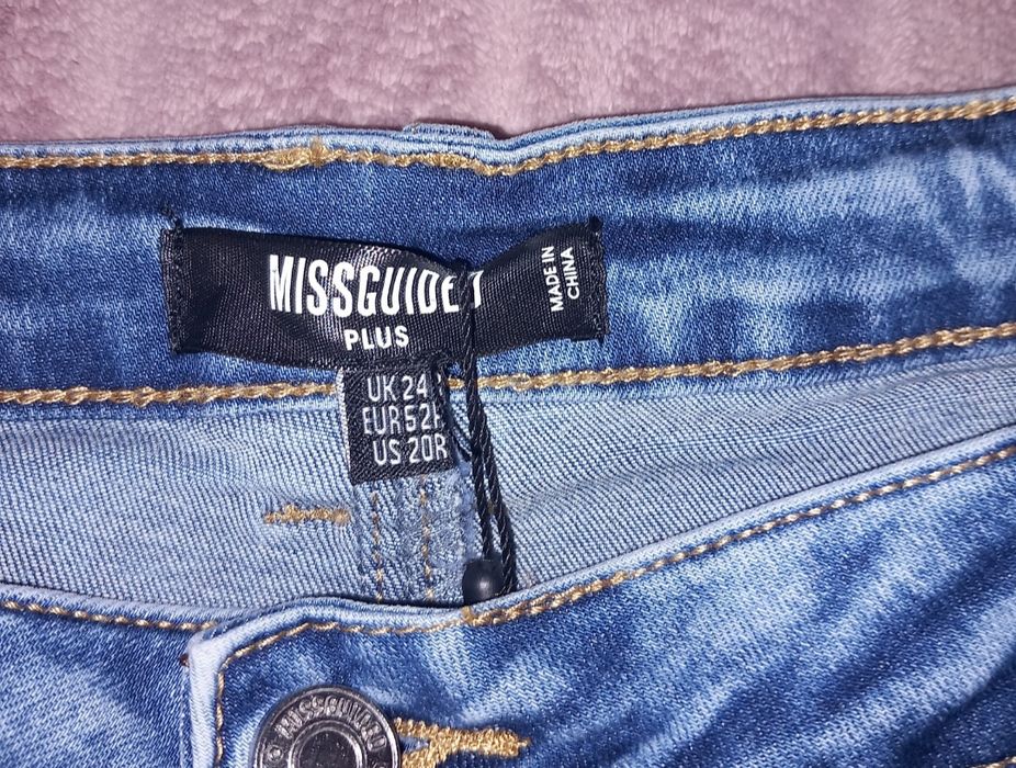 Gumowane spodnie jeans cieniowane z dziurami marmurkowe nowe r 52