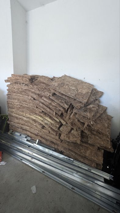 Lã ultra acustic com prefis e uma porta