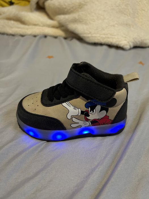 Кроссовки со светодиодами