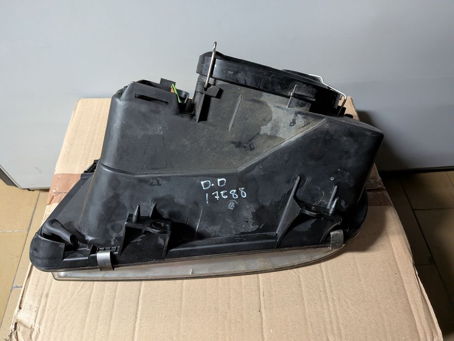 VW BORA farol lado direito