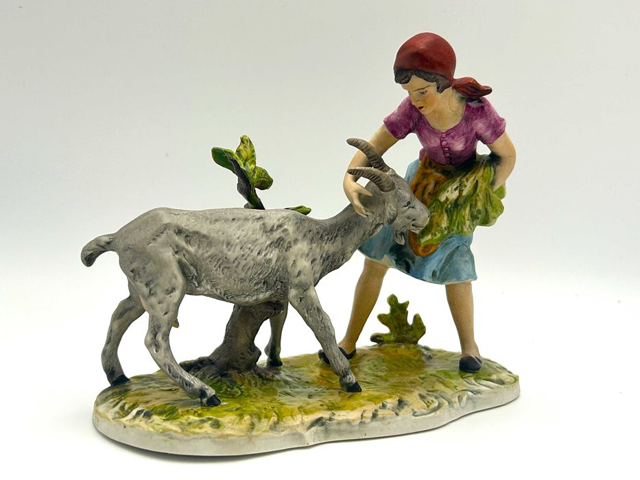 Figurka: „Dziewczyna karmiąca kozę” Capodimonte, piękna, realistyczna