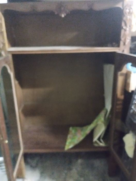 Móvel com portas em vidro