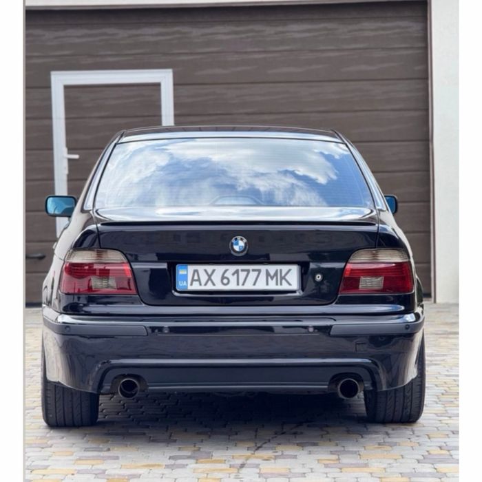 Tylny zderzak BMW E39 w stylu M5 (1995–2003) z wycięciami pod (PDC)