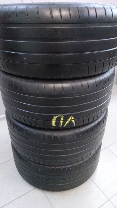 Гума на авто(літня)245/35R19