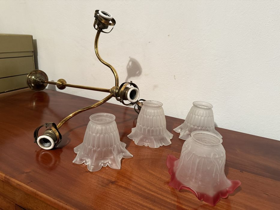 Candeeiro de sala antigo, em latão com 4 túlipas