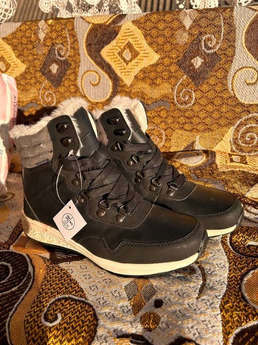 Продам зимове жіноче взуття