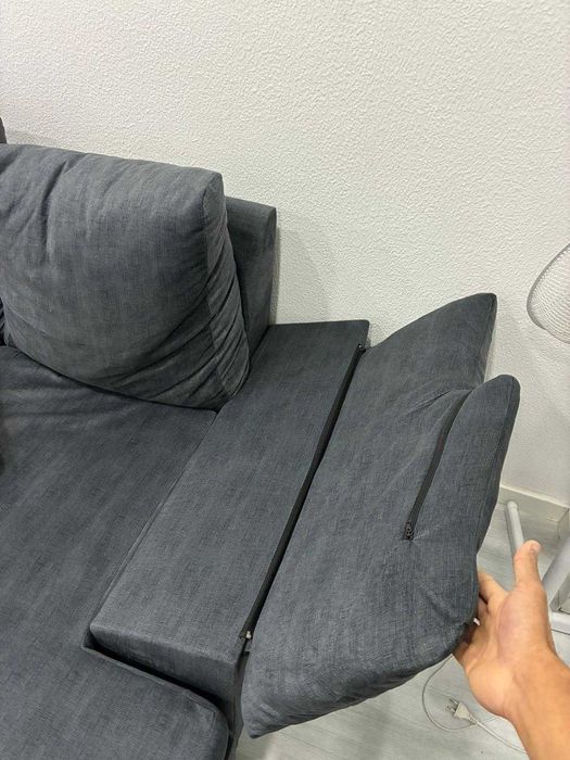 Sofá com tecido SUEDE com almofadas laterais removiveis.