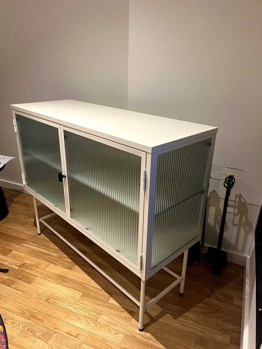 Vitrina / Aparador em metal branco e vidro esverdeado