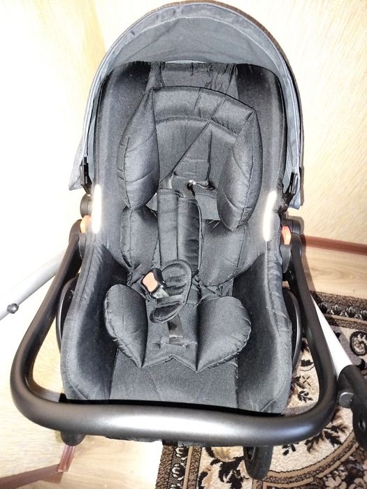 Універсальна коляска-трансформер