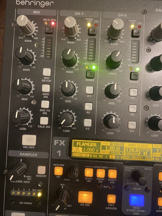 Mesa de mistura Behringer DDM 4000