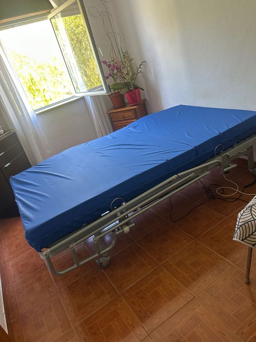 Cama articulada 105x200, colchão viscoelástico, grades de proteção
