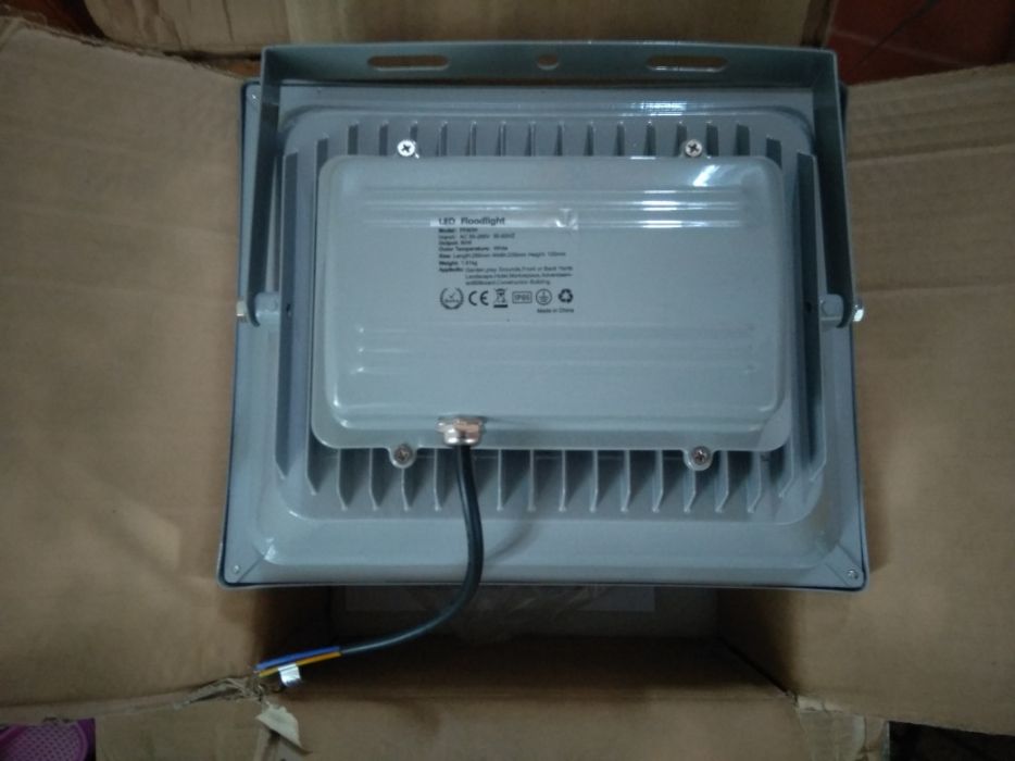 Projetor foco led IP 65 de 80W 2800k -6000K 6400 lumens