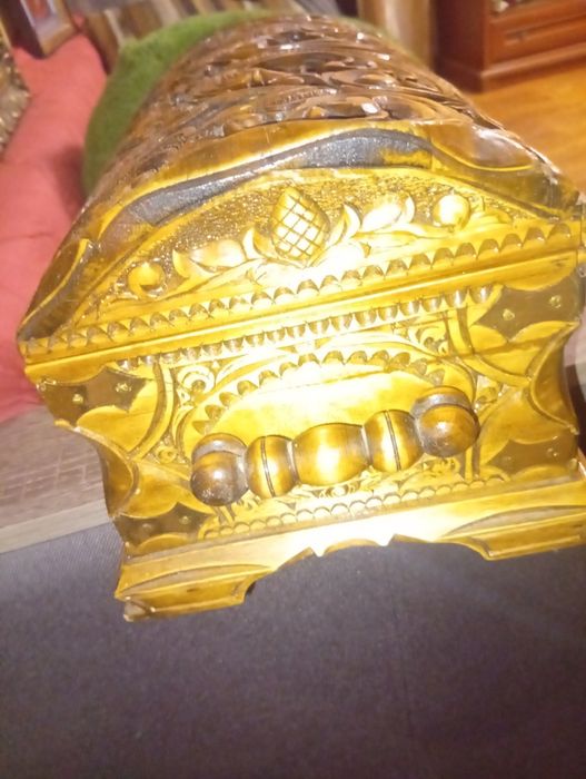 Продам красивую резную шкатулку из натурального дерева.