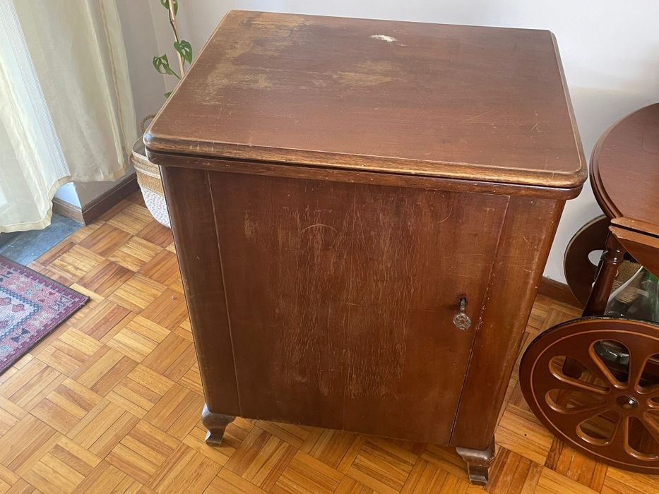 Máquina de costura Oliva  a funcionar