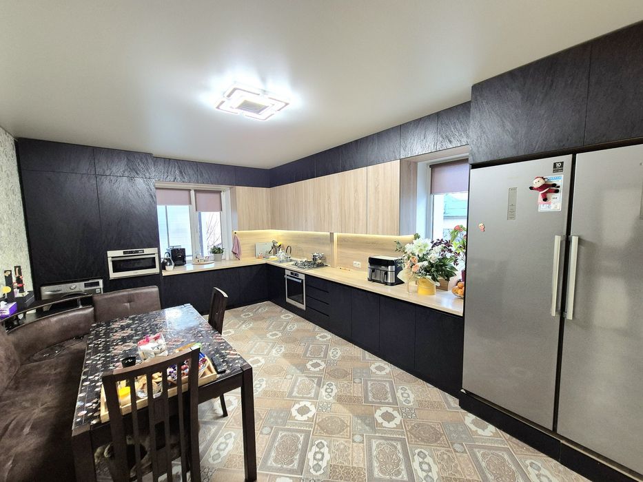 Два будинки з банею та зарибленим власним  озером р-н Аєропорту