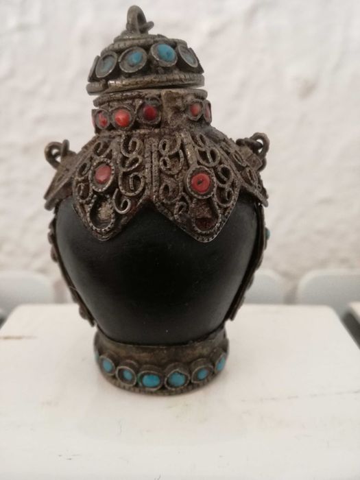 Snuff Bottle/Caixa de Rapé Nepal/Tibete, Chifre Esculpido c/ Corais