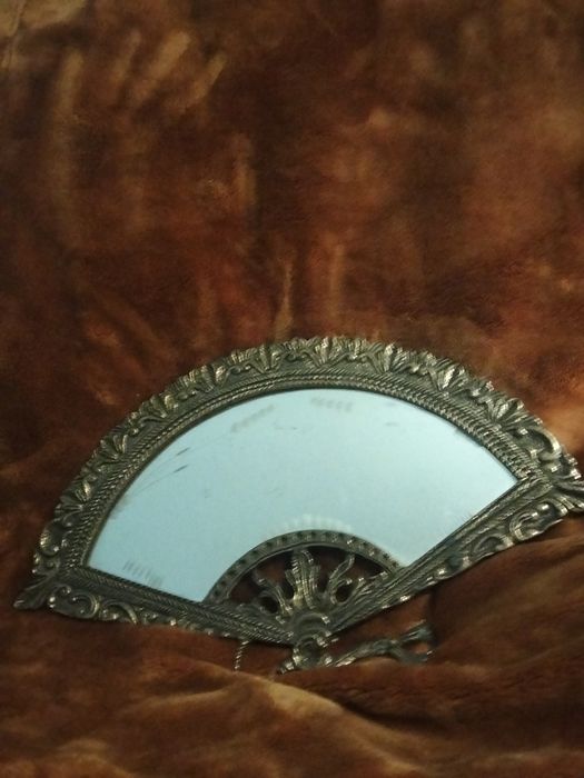 Raro Espelho de Mesa Antigo em Formato de Leque – Bronze/Latão