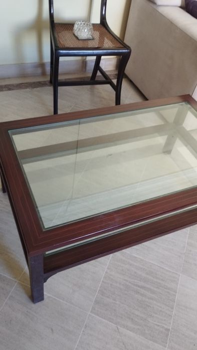 Mesa de centro em madeira maciça, com uma prateleira em vidro. Óptimo