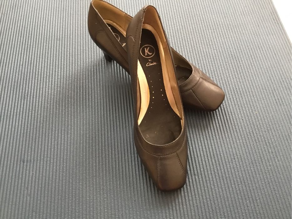 Skórzane buty na obcasie z Clarks