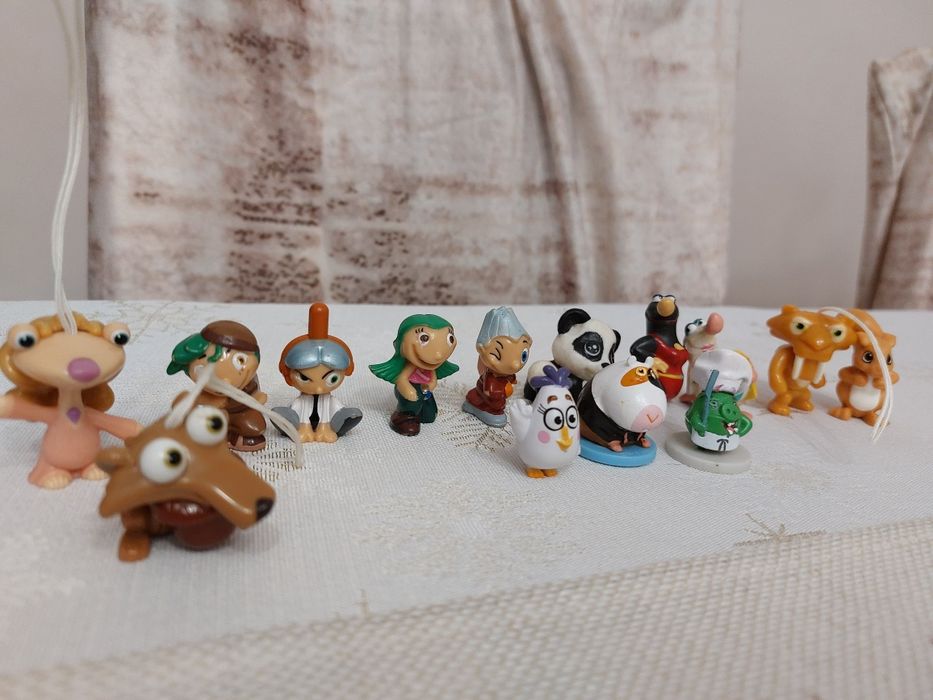 11 figurek i 3 breloki