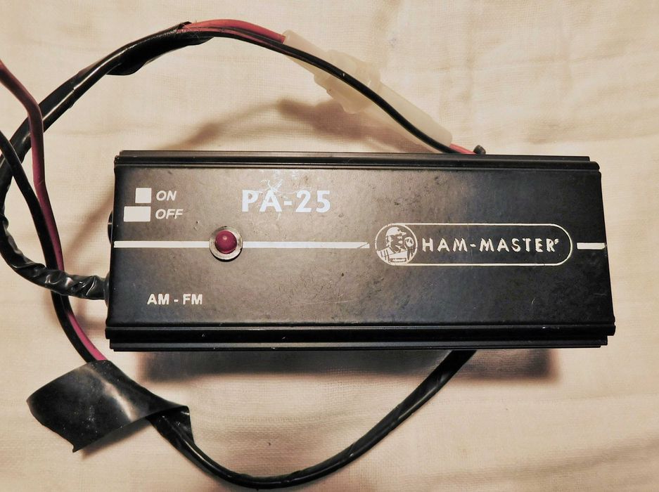 Wzmacniacz do CB radia firmy Ham-Master o mocy 25 W.