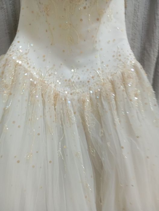 Свадебное платье шампанского колиру