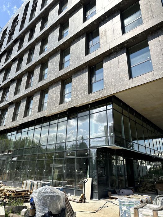 Комерція в БЦ Fly біля Victoria Gardens