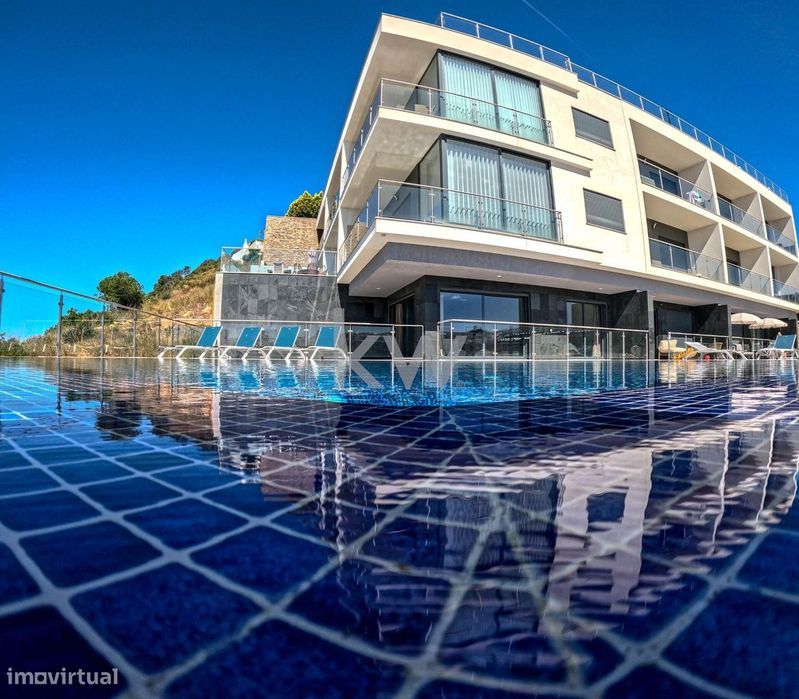 APARTAMENTO de 2 suites C/500m2 e vista para a marina de Albufeira