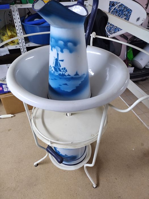 Lavatório completo com mais de 100 anos