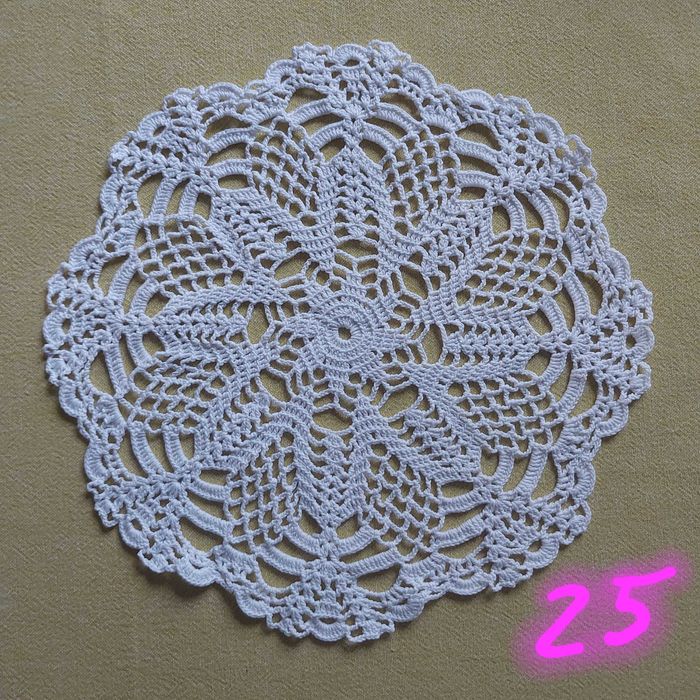 Serwetka szydełkowa średnica 25 cm (biały bawełniany kordonek)