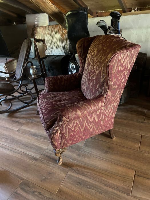 Par de Poltronas Wingback Clássicas – Estrutura em Madeira – Oportunidade