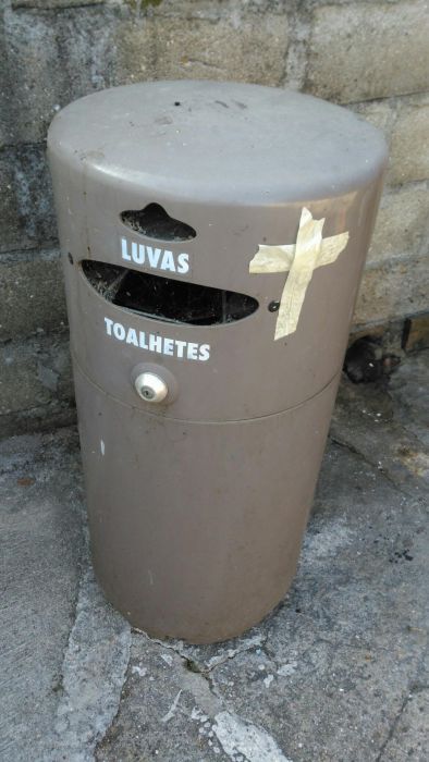 Caixote de lixo muito prático com contentor movivel