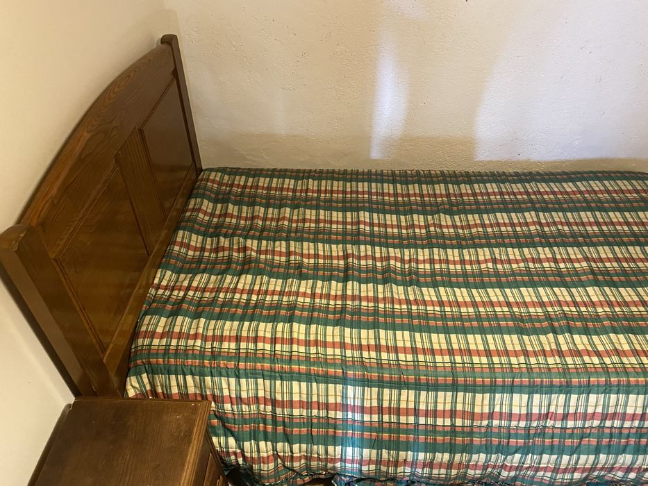 Cama solteiro com oferta de mesa de cabeceira