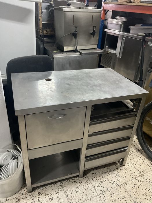 Bancada ,  mesa com lava louça  e portas