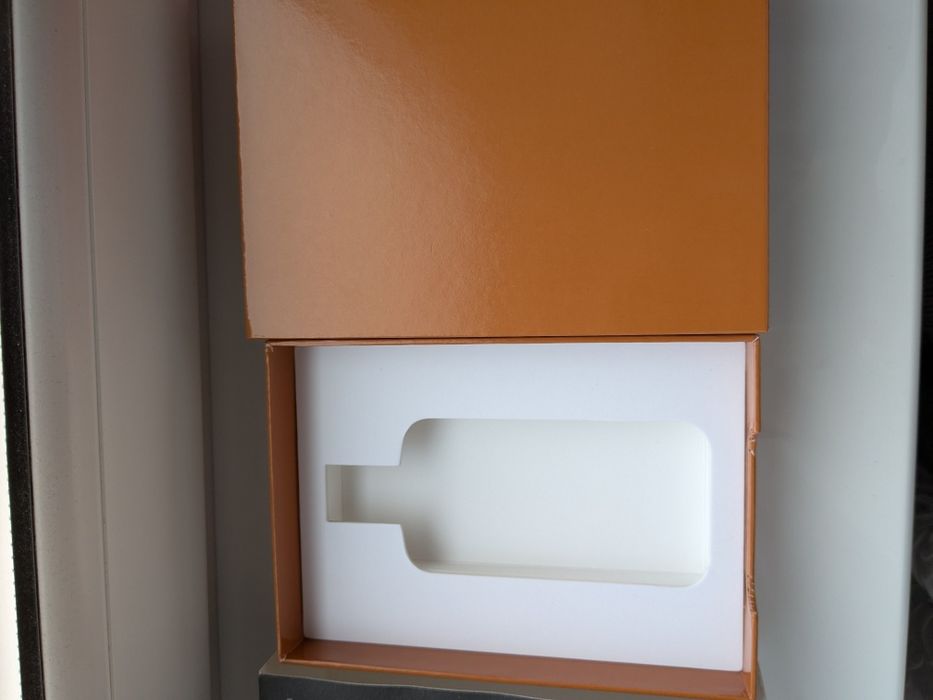 Коробочки від парфумів.