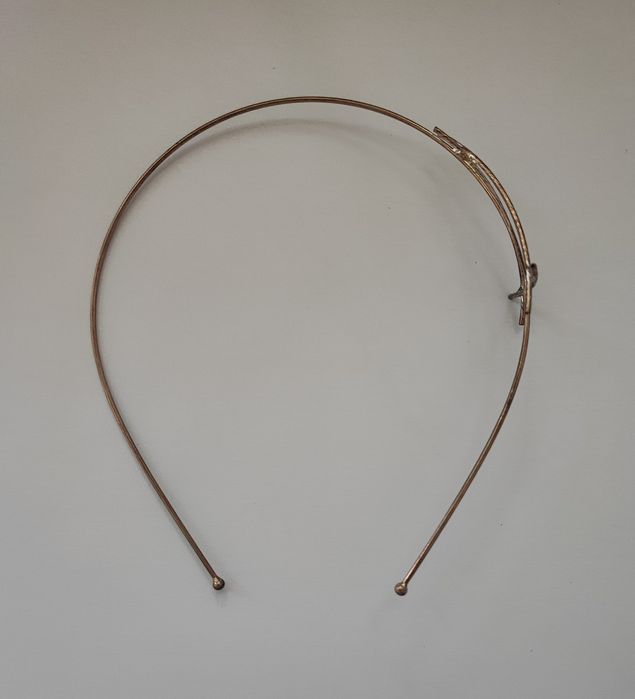 Обруч на голову з прикрасою.