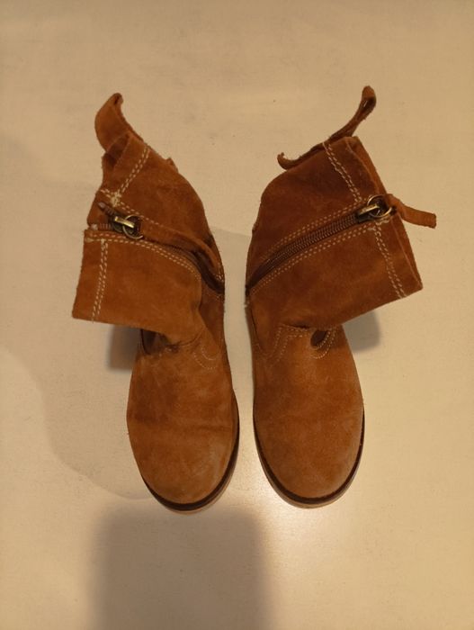 Botas de pele para criança,em castanho,de marca Zara, tamanho 28,botas praticamente novas.