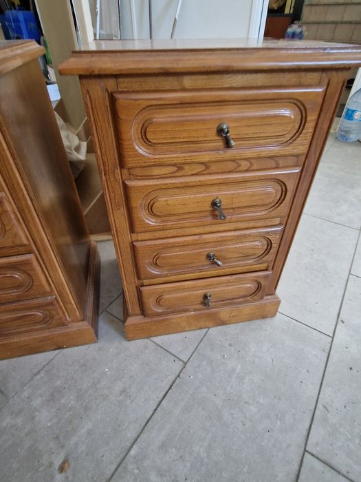 Cama e mesinhas de cabeceiras