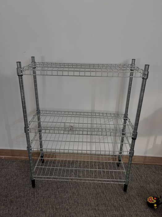 Ikea estante metálica.