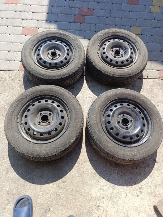 Продам літні шини з дисками, розболтовка 4*100, в хорошому стані.