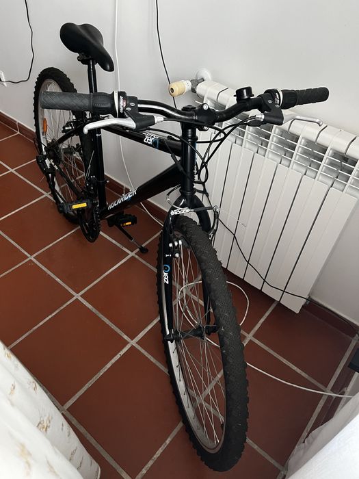 Bicicleta jovem preta com roda aro 26”
