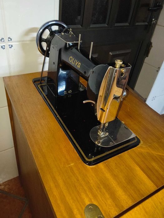 máquina de costura oliva a funcionar