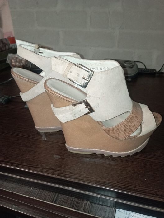 Продам шикарні босоніжки