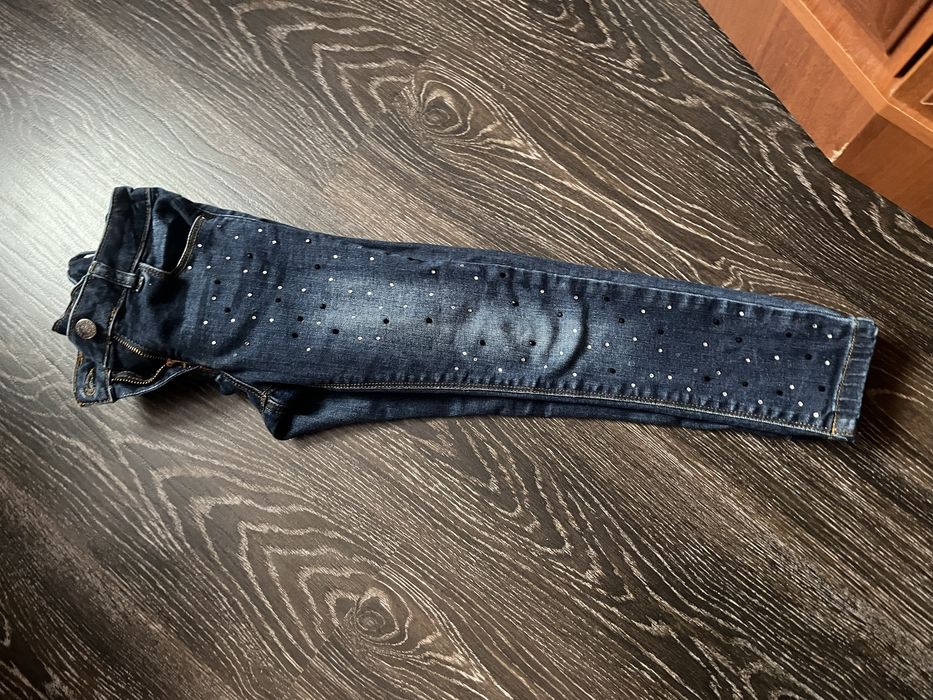 Продам фирменные джинсы в камнях на девочку
