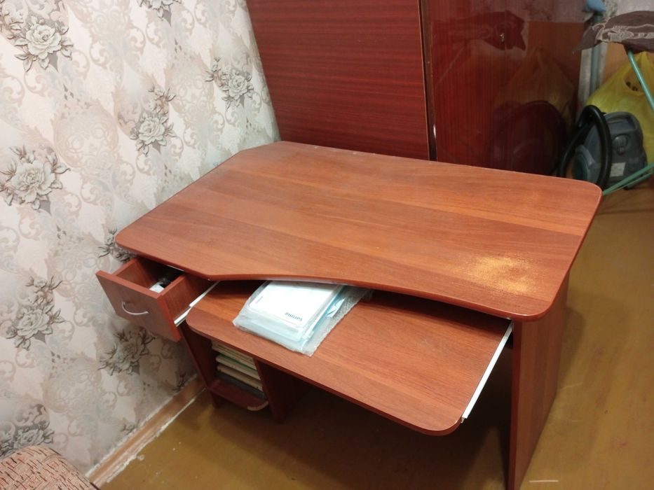 Стол компьютерный письменный для школьника, студента