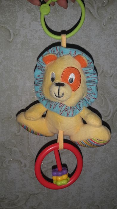 Игрушка- подвеска на коляску львенок