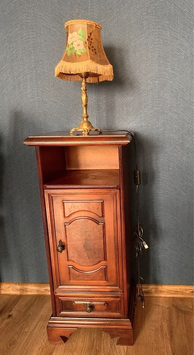 Stylowa nocna szafka plus mosiężna lampka