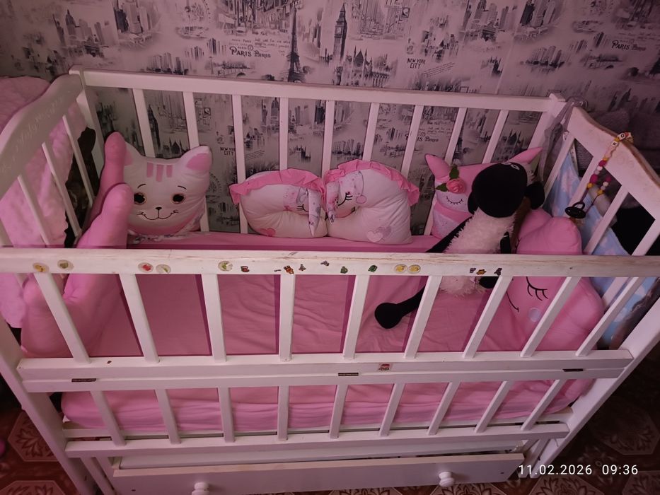Дитяче ліжечко з маятником