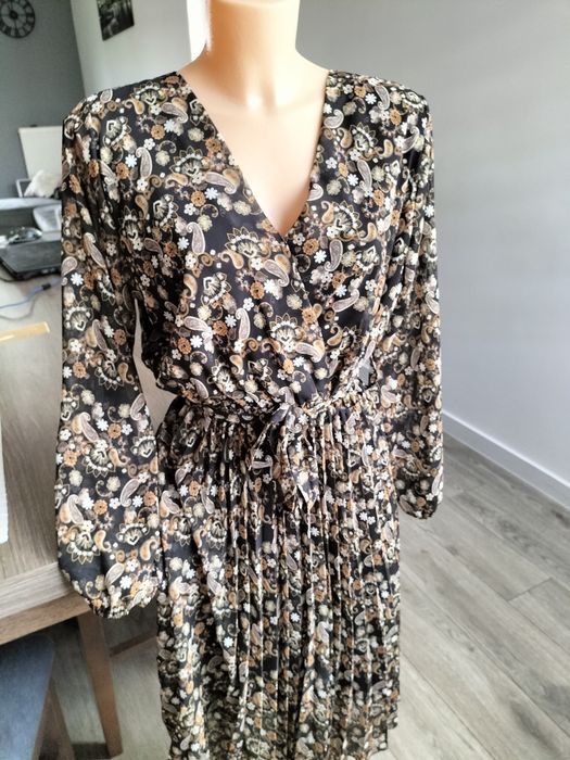 Śliczna sukienka damska we wzory Xl dół plisowany